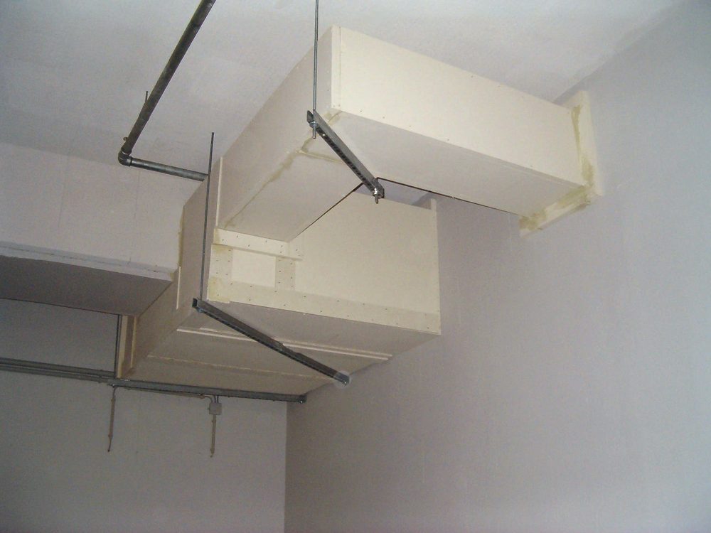 Brandschutztechnische Verkleidung eines Lüftungskanals an der Decke